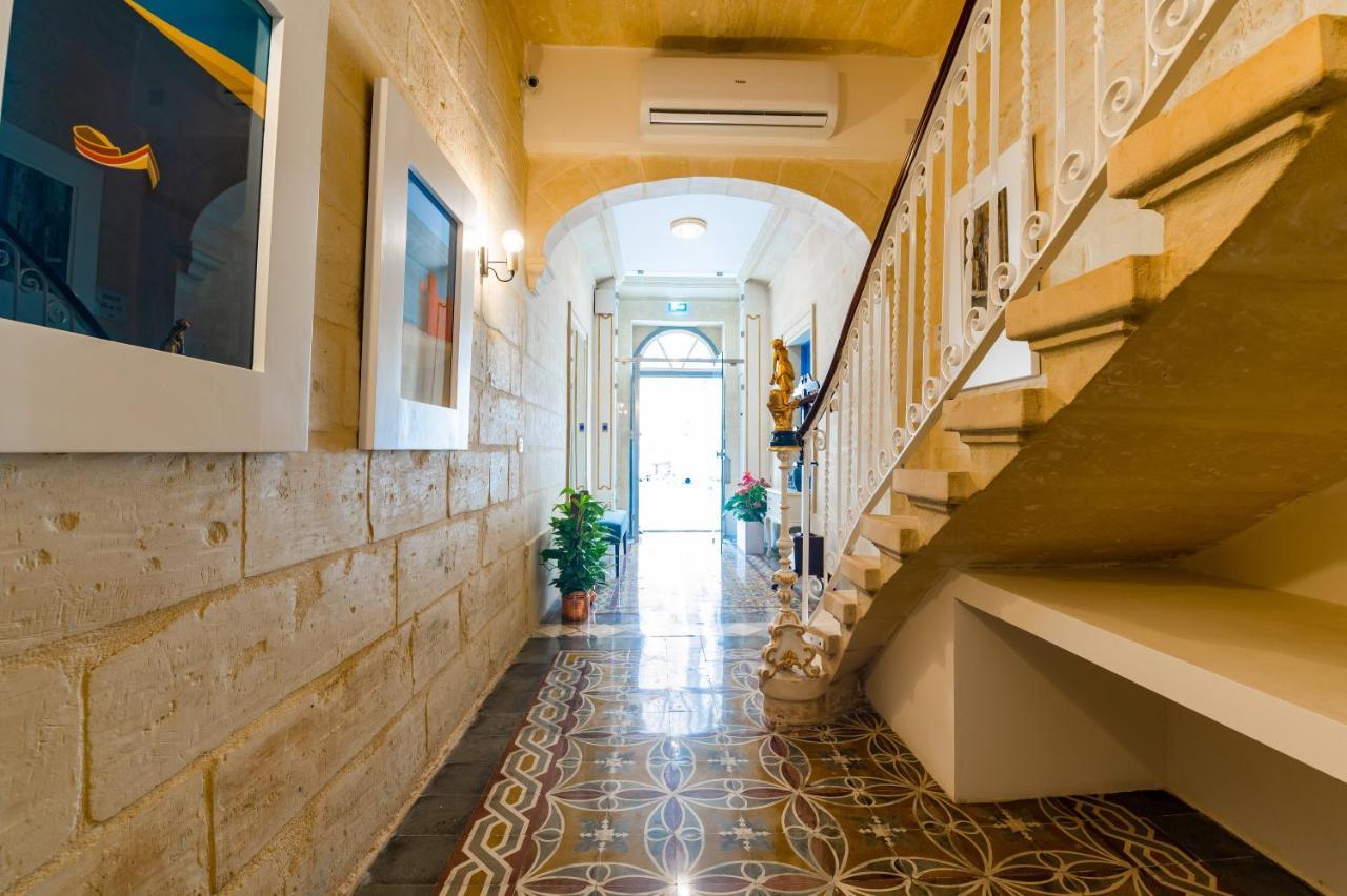 Monreal Boutique Townhouse - R024Rm4 Hotel Paola ภายนอก รูปภาพ